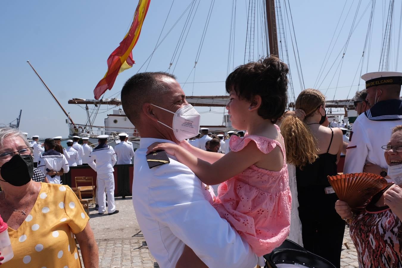 FOTOS: Así ha sido el recibimiento en Cádiz al Juan Sebastián de Elcano