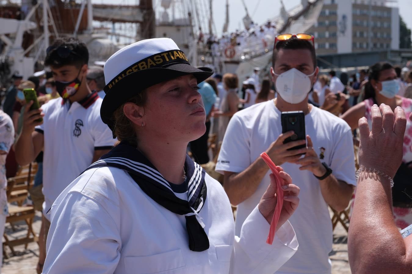 FOTOS: Así ha sido el recibimiento en Cádiz al Juan Sebastián de Elcano