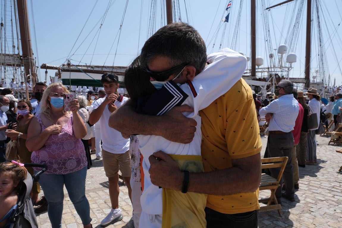 FOTOS: Así ha sido el recibimiento en Cádiz al Juan Sebastián de Elcano