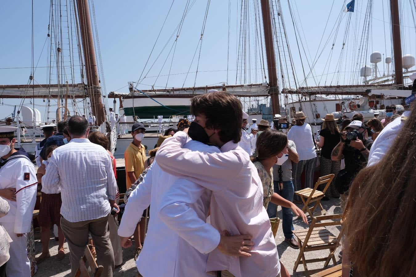 FOTOS: Así ha sido el recibimiento en Cádiz al Juan Sebastián de Elcano