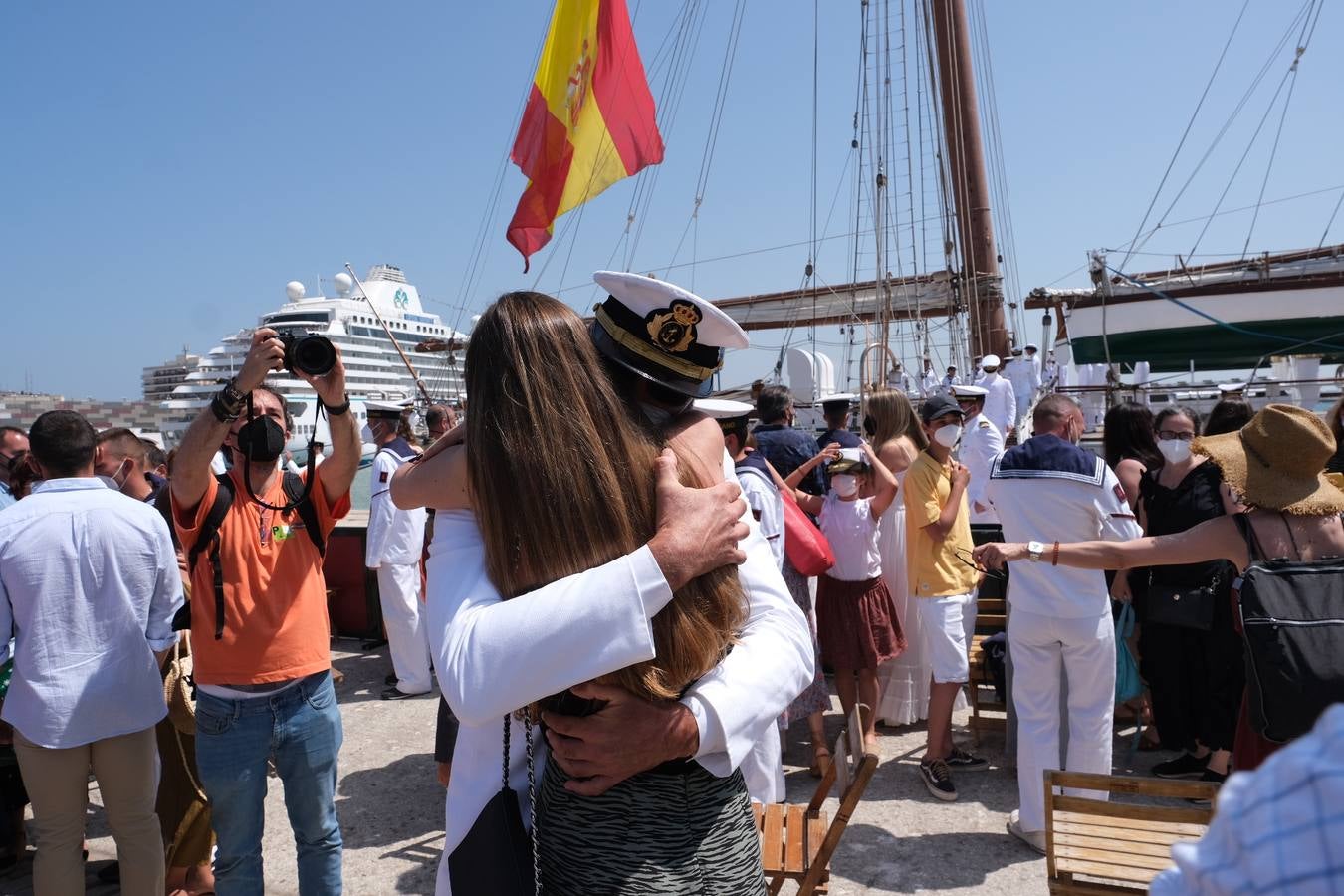 FOTOS: Así ha sido el recibimiento en Cádiz al Juan Sebastián de Elcano