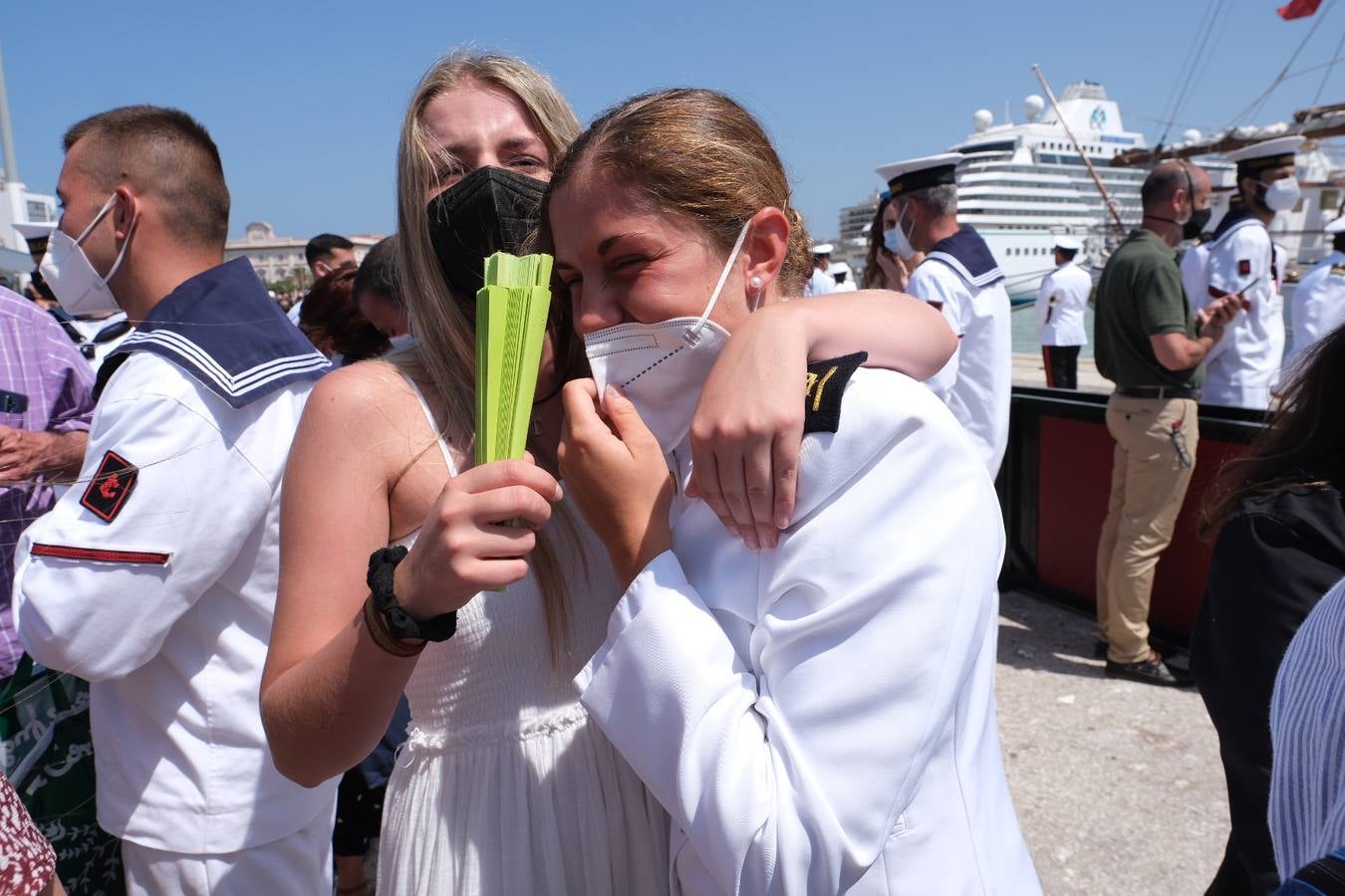 FOTOS: Así ha sido el recibimiento en Cádiz al Juan Sebastián de Elcano