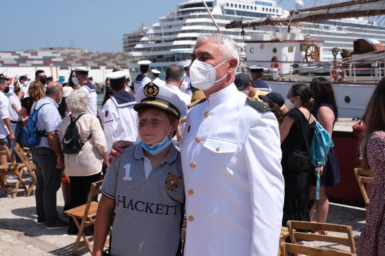 FOTOS: Así ha sido el recibimiento en Cádiz al Juan Sebastián de Elcano