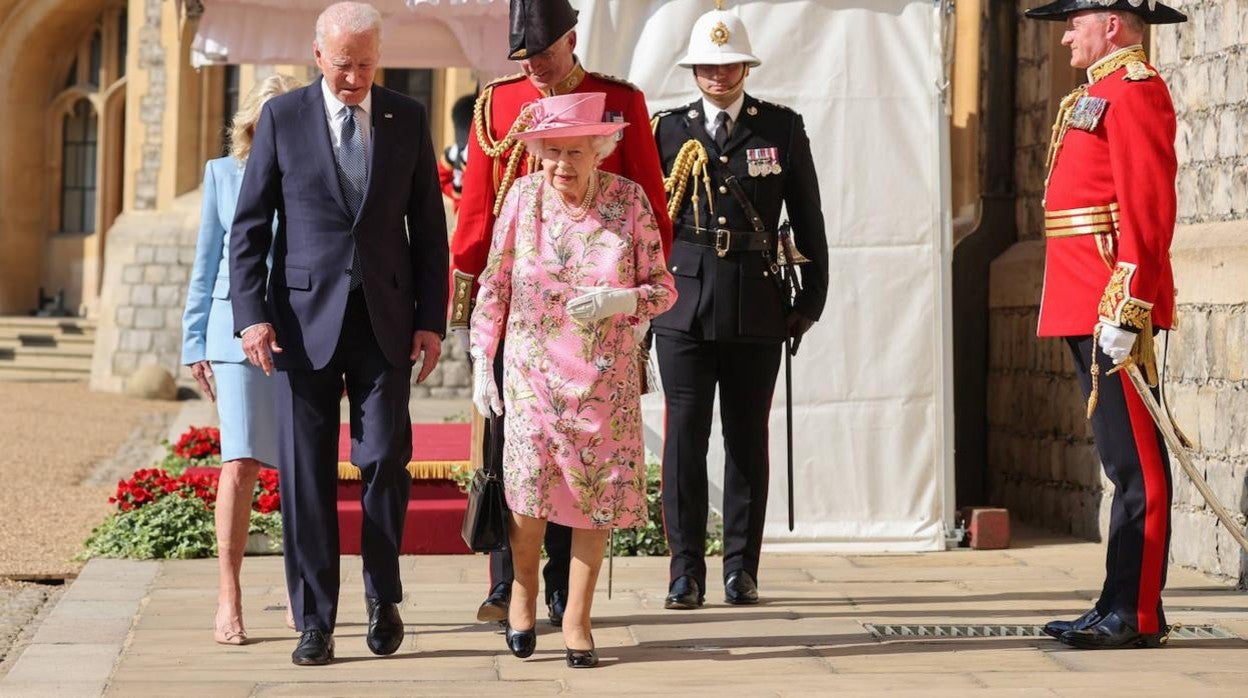 Biden tras tomar el té con la Reina: «Es muy amable, me recordó a mi madre»