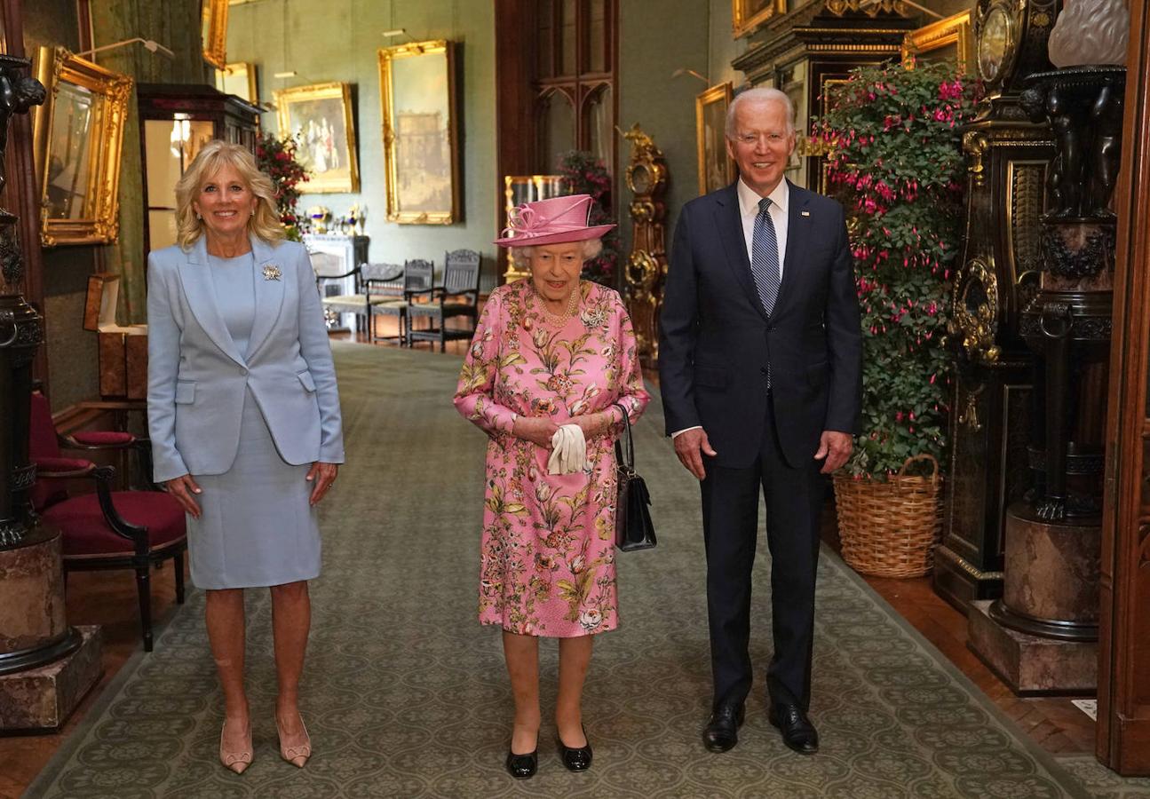 Té para tres. La Reina invitó a un té en el interior del castillo a Joe y Jill Biden. En el aeropuerto de Heathrow antes de salir del Reino Unido, Joe Biden afirmó haber invitado a la Isabel II a EE.UU. y aseguró que era «muy graciosa»: «No creo que se sienta insultada, me recordó a mi madre».