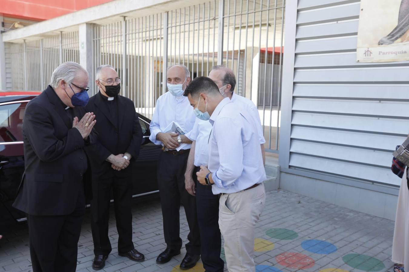 En imágenes, el arzobispo de Sevilla, Saiz Meneses, visita el Polígono Sur