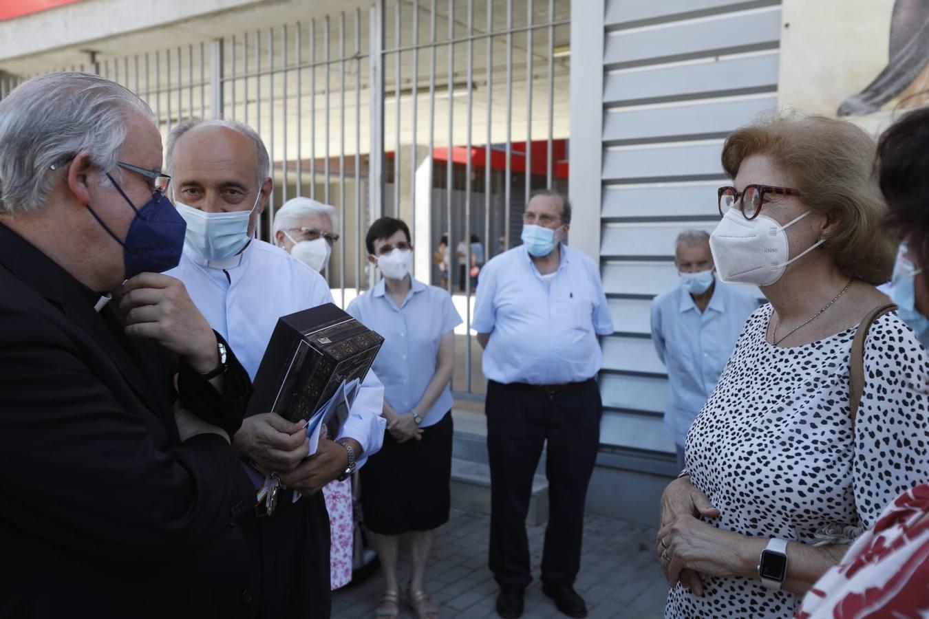 En imágenes, el arzobispo de Sevilla, Saiz Meneses, visita el Polígono Sur