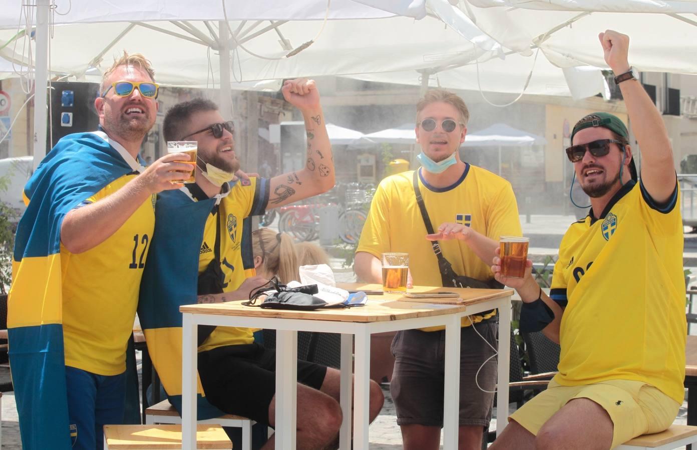 Eurocopa 2020 en Sevilla: calor y ganas de fiesta entre los aficionados de España y Suecia