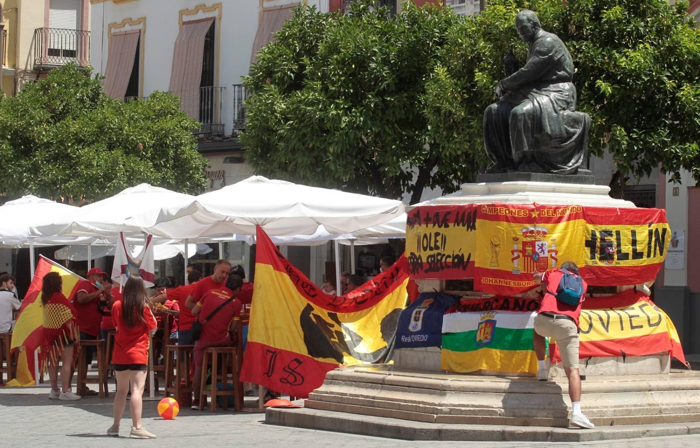 Eurocopa 2020 en Sevilla: calor y ganas de fiesta entre los aficionados de España y Suecia