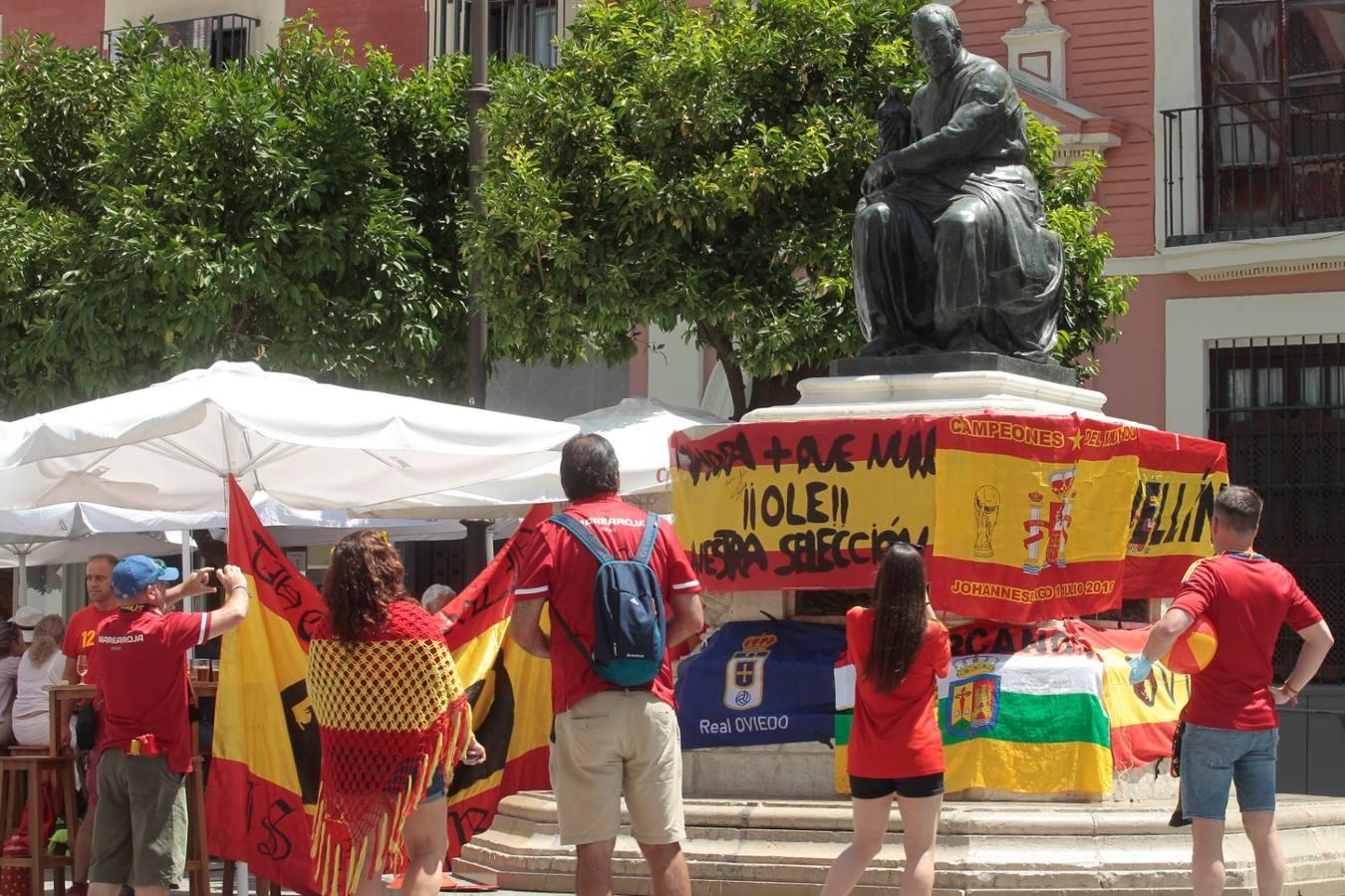 Eurocopa 2020 en Sevilla: calor y ganas de fiesta entre los aficionados de España y Suecia