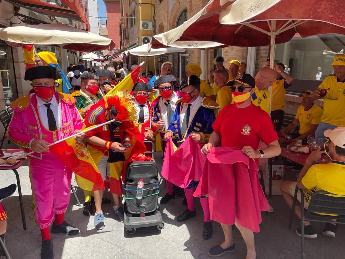 Eurocopa 2020 en Sevilla: calor y ganas de fiesta entre los aficionados de España y Suecia