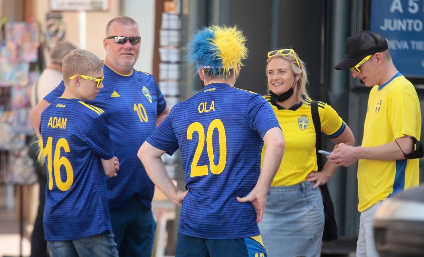 Eurocopa 2020 en Sevilla: calor y ganas de fiesta entre los aficionados de España y Suecia