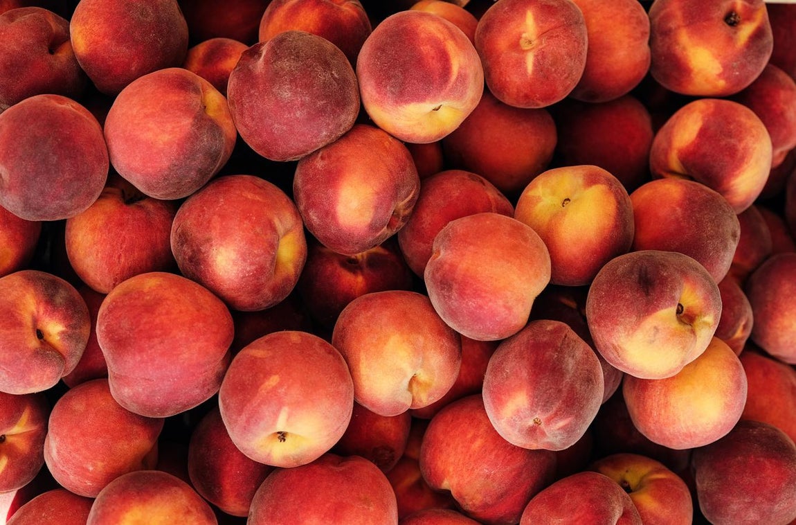 Melocotón. El <a href="https://www.abc.es/bienestar/alimentacion/abci-melocoton-202006161325_noticia.html">melocotón</a> es una fruta muy aromática, carnosa y deliciosa que puede comerse con piel bien lavado o sin ella. Es rico en fibra, agua, antioxidantes, betacarotenos y ácidos nicotínico, málico, patogénico y cítrico.