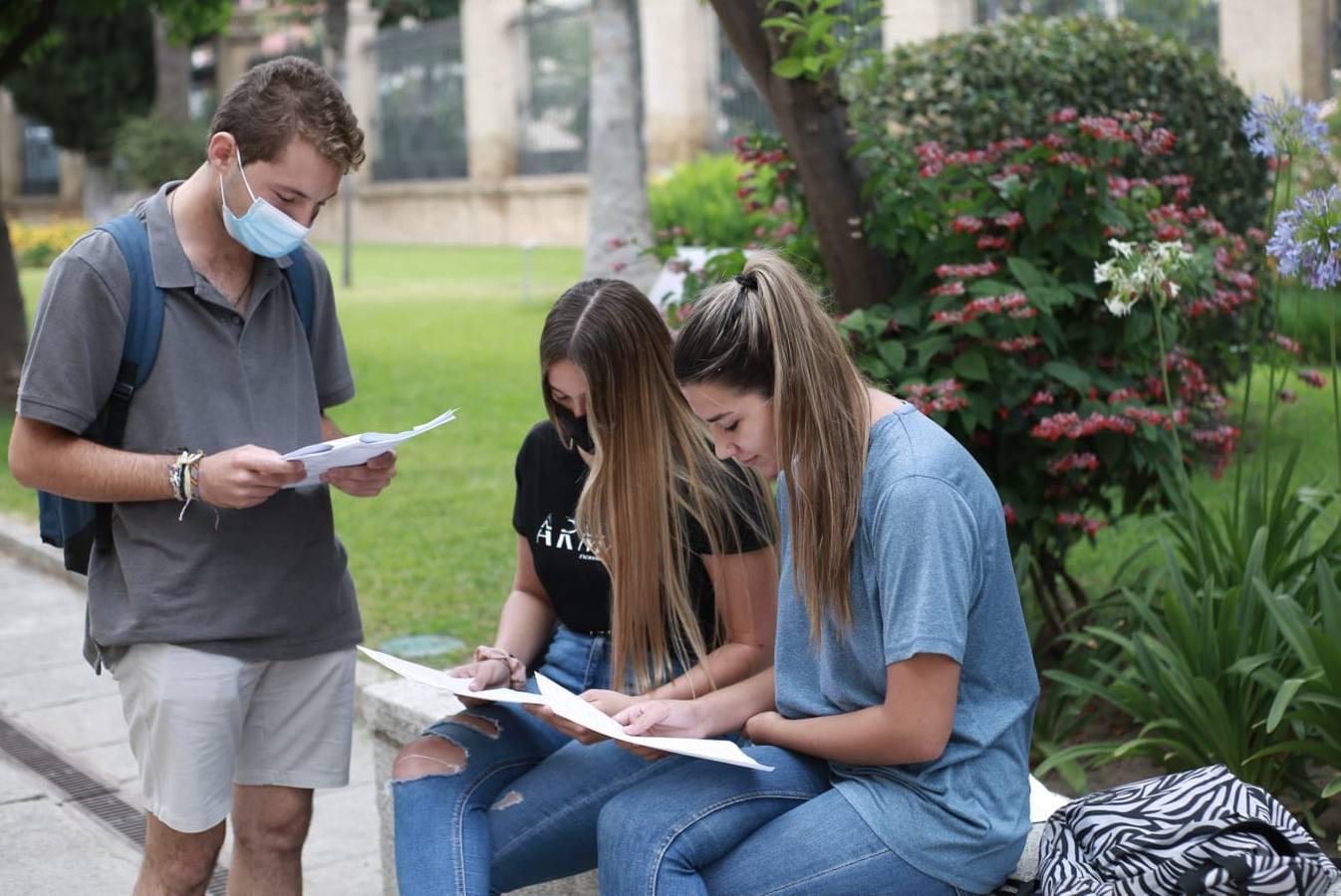 Selectividad 2021: Nervios y tensión en la primera jornada en la Universidad de Sevilla