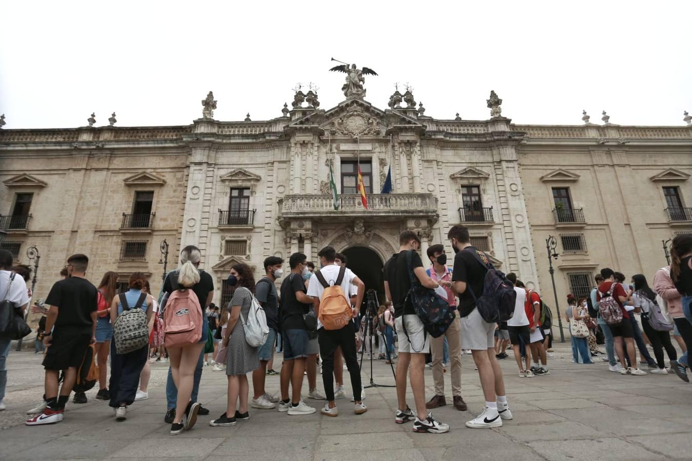 Selectividad 2021: Nervios y tensión en la primera jornada en la Universidad de Sevilla