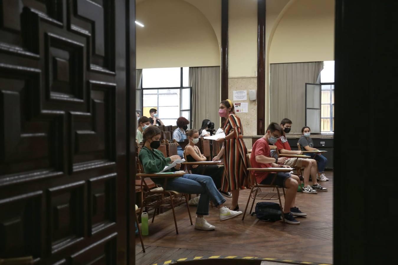 Selectividad 2021: Nervios y tensión en la primera jornada en la Universidad de Sevilla