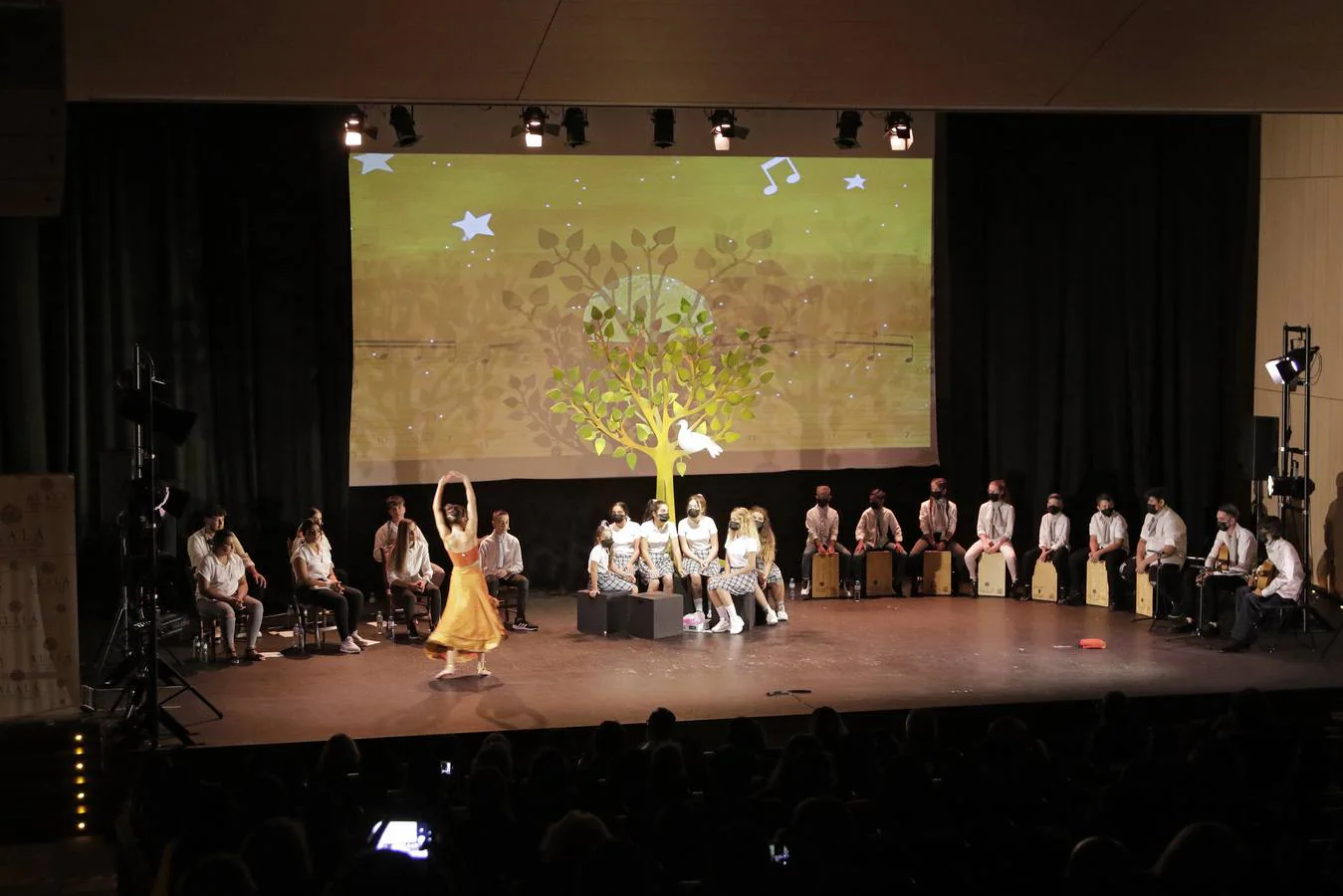 Alumnos de la Escuela de Arte de la Fundación Alalá representando la obra 'El árbol del flamenco'.