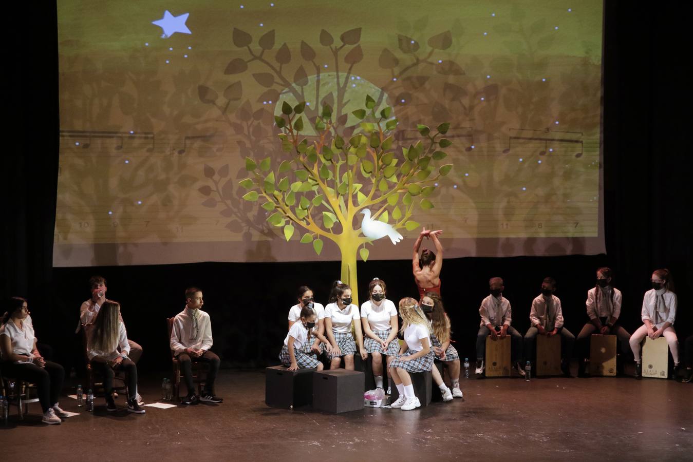 Alumnos de la Escuela de Arte de la Fundación Alalá representando la obra 'El árbol del flamenco'.