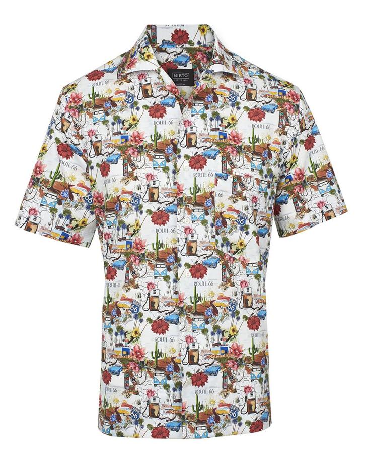 Camisa hawaiana. Camisa hawaiana de manga corta, con bolsillo y cuello camp-collar para mayor confort, de Mirto. Su estampado alegrará tu estilismo en un instante. Precio: 115 euros.