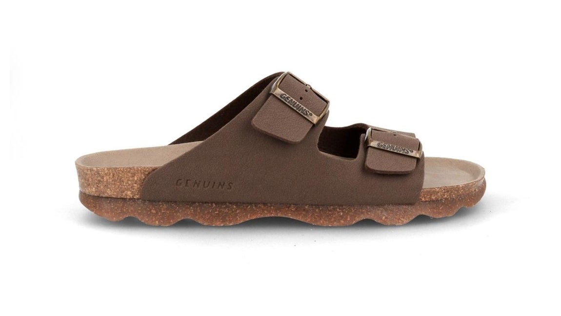 Sandalias estilosas. Sandalias de piel en color camel, de Genuins. Su versátil diseño te permitirá llevarlas tanto a la playa como con jeans o bermudas. Precio: 49,90 euros.