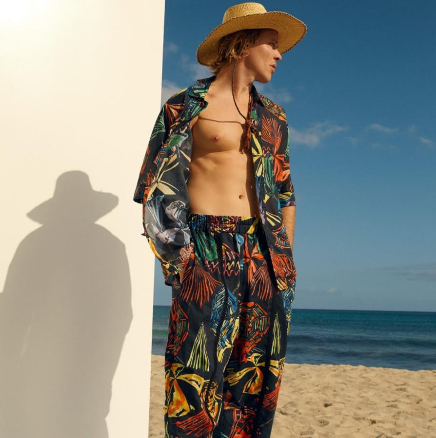 Pantalones playeros. Pantalón modelo Gleee, de Charo Ruiz. Un diseño unisex de corte oversize que alegrará tanto tus estilismos en la playa como en el chiringiuto. Precio: 239 euros.