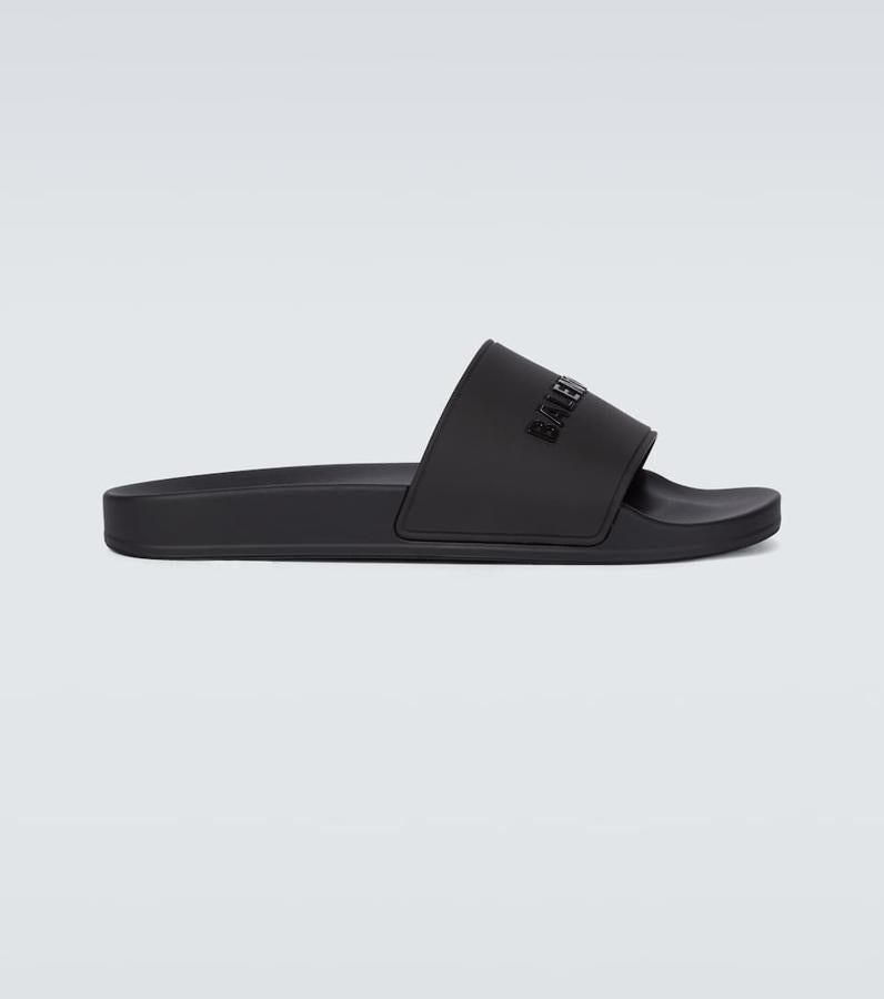 Chanclas todoterreno. Chanclas negras de goma, de Balenciaga. Poseen una cómoda plantilla moldeada y lucen un logotipo de color blanco en contraste. Precio: 285 euros.