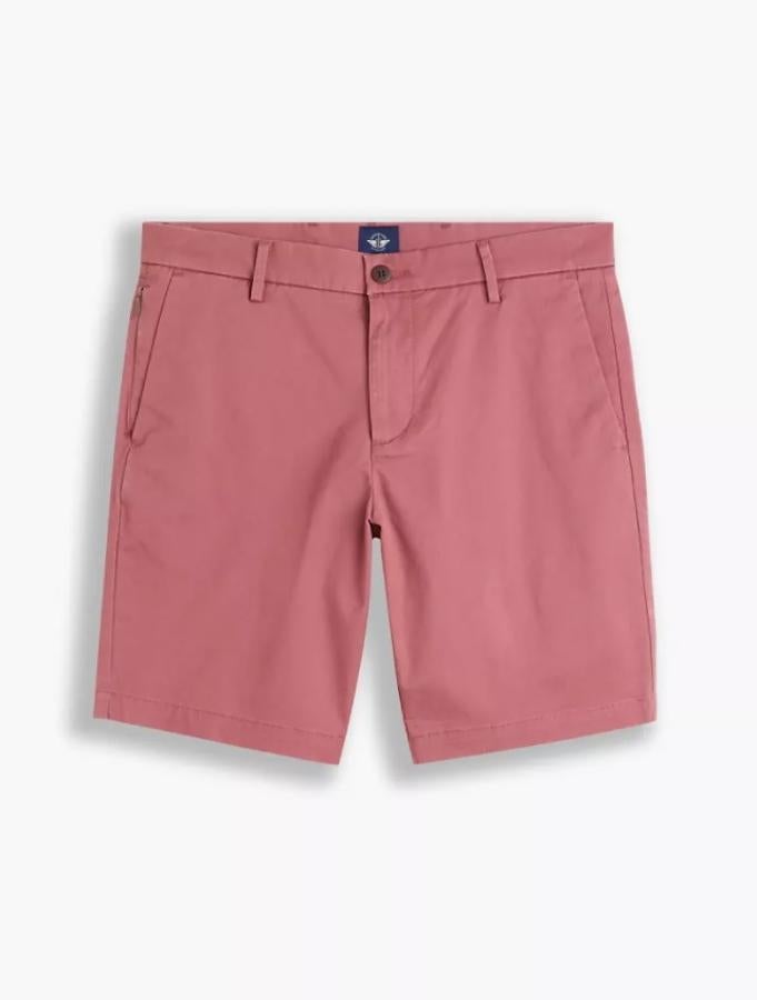 Bermudas informales. Bermudas Slim Fit, de Dockers. Realizados en algodón y reforzados con elastano elástico, tanto su color como sus formas se convertirán en los perfectos aliados para tus estilismos diurnos. Precio: 49 euros.
