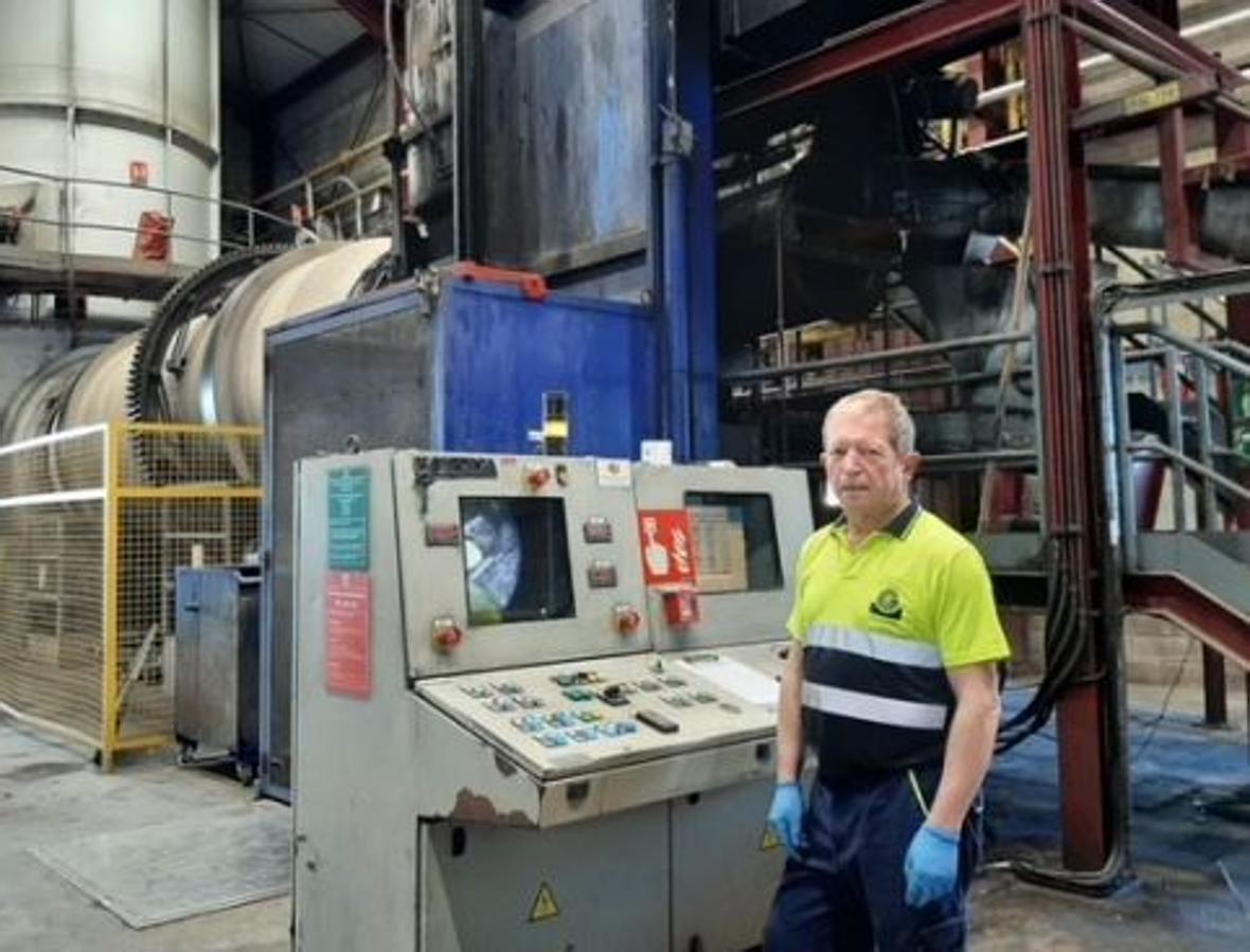 Luis Alberto Ramos Fernández (1960). trabajador de tratamiento de residuos, Oviedo. Tras más de tres décadas trabajando en la recogida y tratamiento de residuos sólidos. durantela pandemia, Luis Alberto, como encargado de uno de los hornos crematorios de Cogersa,trabajó sin descanso para que todo el sistema de recogida y procesamiento de basuras siguierafuncionando al servicio de la sociedad.En los momentos iniciales de confinamiento, fue especialmente arriesgado el contacto con losresiduos hospitalarios dado el escaso conocimiento del virus de la covid-19 y ningún miembrodel equipo de Luis Alberto resultó contagiado. Persona rigurosa, seria y profesional en sutrabajo, Luis Alberto empleó toda su dedicación e impulso para que este eslabón de la cadenasiguiese funcionando de manera eficaz durante los momentos más duros de la pandemia.Estuvo presente durante la visita de Sus Majestades los Reyes a Cogersa (centro de tratamientode residuos de Asturias) el 30 de julio de 2020.