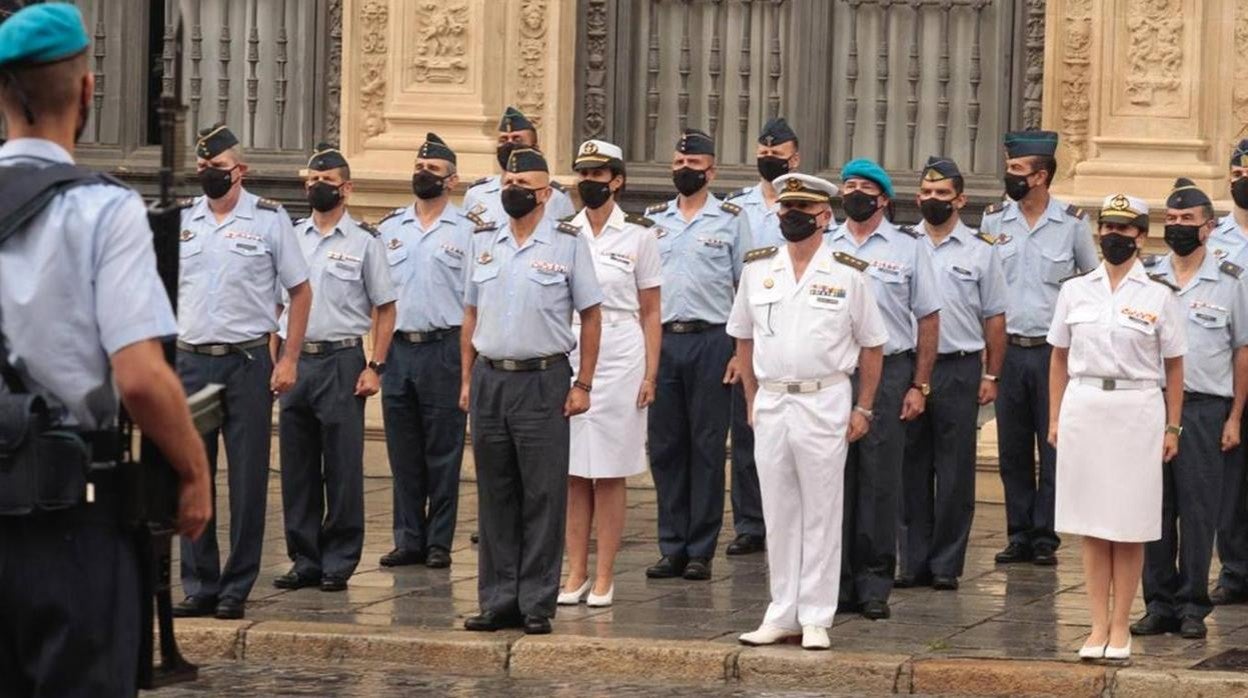 En imágenes, homenaje a la bandera en Sevilla por el centenario de la creación de la base de Tablada