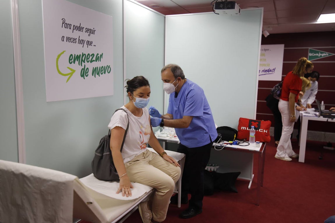 La vacunación de trabajadores de El Corte Inglés de Córdoba, en imágenes