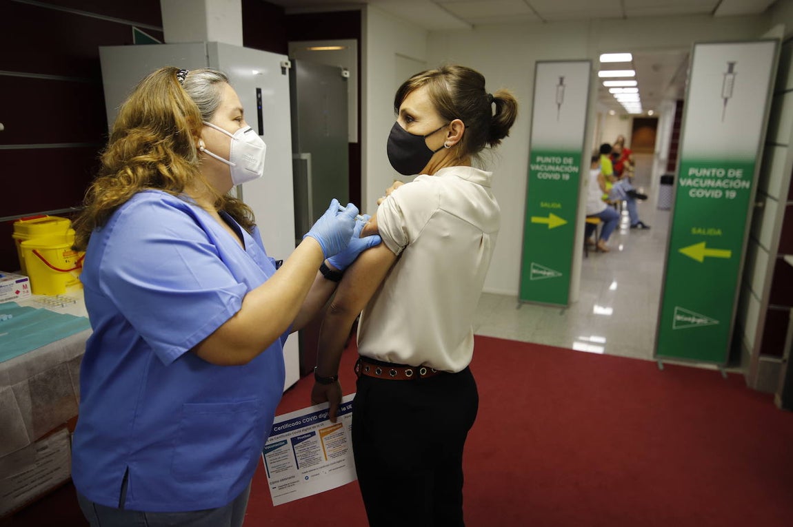 La vacunación de trabajadores de El Corte Inglés de Córdoba, en imágenes