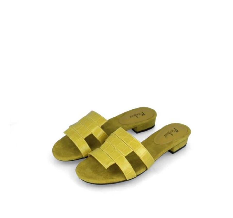 Menbur. Sandalias planas en color amarillo, modelo Sopra (55,95€)