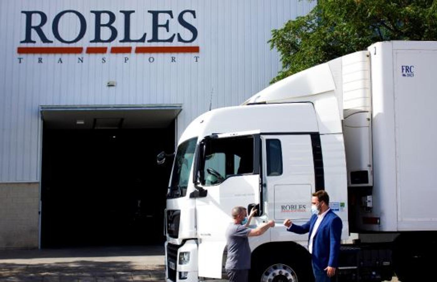 Albert Esteve Robles (1986), transportista de Lérida. Desde los 23 años vinculado a la tercera generación de la empresa familiar Transportes Robles,especializada en distribución urbana y abastecimiento de supermercados, Albert puso su flotade camiones, durante la pandemia, al servicio del Banco de Alimentos.En los dos últimos años como director general, ha tomado numerosas decisiones para asegurarel progreso de su plantilla y, durante la pandemia, amplió el número de trabajadores y devehículos para garantizar el abastecimiento cuando era más necesario.Miembro activo de diversas asociaciones empresariales y reconocido por sus inversionescomprometidas con la defensa del medio ambiente; en 2015, el Ayuntamiento de Lleida lereconoció como empresa solidaria por sus compromisos de labor social.