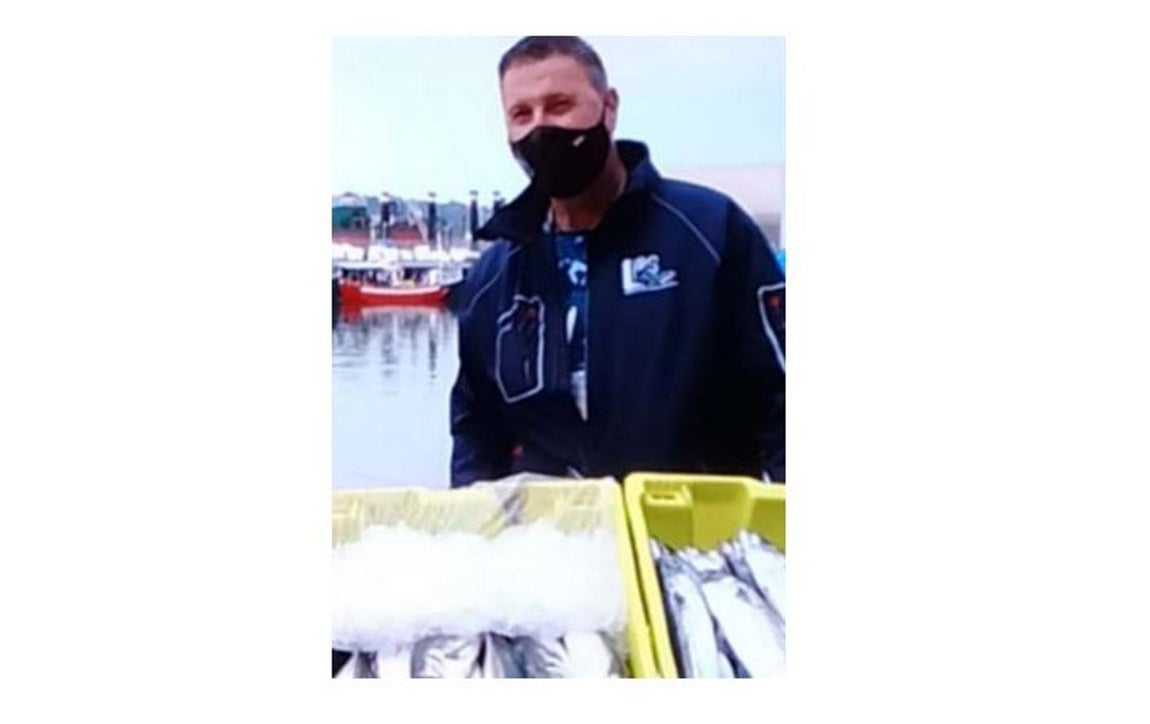 Manuel Vinatea Fernández (1961), marinero de Santoña (Cantabria). Las horas de navegación, durante más de cuarenta años, en los buques “PLAYA DEMATALENAS”, “NUEVO NOCHE DE PAZ” y “NOCHE DE PAZ”, le han permitido desarrollar lasenseñanzas de su gran maestro, su padre Lolo Vinatea, antiguo Patrón Mayor de la Cofradía dePescadores de Santoña.Siempre ha sido una persona muy unida al deporte (Fútbol, Balommano, Remo) y a la localidadde Santoña. En 2020, ya jubilado, tras la llegada de la pandemia fue el encargado voluntario deorganizar la entrada y salida de los barcos en este puerto cántabro, en plenas campañascosteras de la caballa y el bocarte, para evitar que parase la venta de pescado. Cuando aún nohabía ni sistema de protección ni guardias en los muelles, estableció un sistema de entradas ysalidas ordenadas para permitir que las ventas de producto pesquero funcionasen connormalidad y evitar la exposición de los marineros al COVID. Al evitar el colapso del sistema deventa de pescado en Santoña, este año fue de nuevo el encargado de organizar la entrada ysalida de barcos, dado el éxito de sus medidas.