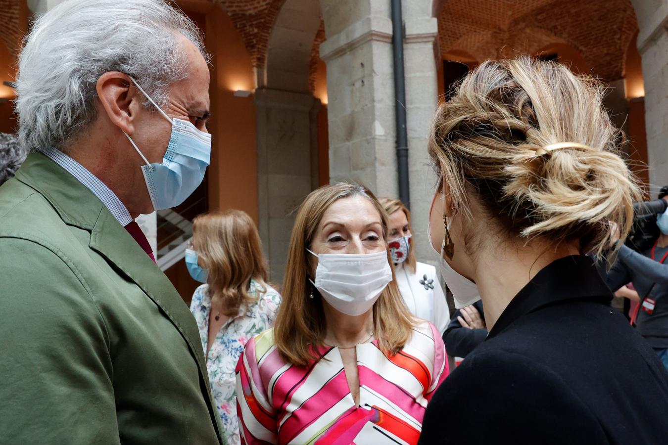 La plana mayor del PP. La política Ana Pastor, exministra de Sanidad  y de Fomento y expresidenta del Congreso de los Diputados, junto al consejero de Sanidad de la dirigente madrileña, Enrique Ruiz Escudero (izquierda).