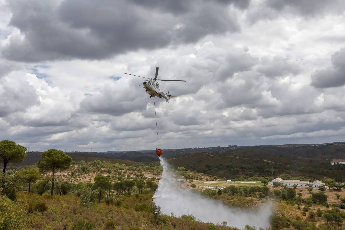 Los helicópteros Súper Puma, preparados contra el fuego