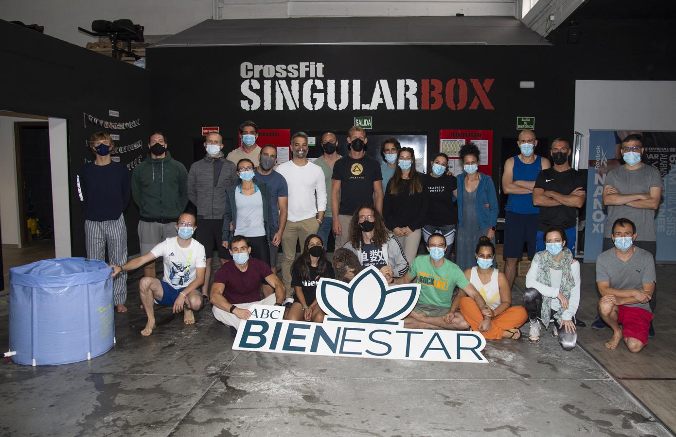 Foto de grupo de la primera sesión del taller de bienestar del Método Wim Hof. Los participantes en la primera sesión del taller de bienestar dedicado al Método Wim Hof posan junto a Marcos Vázquez, creador del Fitness Revolucionario y Luke Wills, impulsor del Método Wim Hof en España tras su experiencia con el baño de hielo.