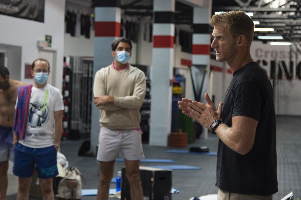 Luke Wills explica las claves del Método Wim Hof. El impulsor del Método Wim Hof en España, Luke Wills, explica durante la primera sesión del taller de bienestar la base del método ras la sesión de respiración y de ejercicios previos que realizaron los participantes en el taller de Bienestar.