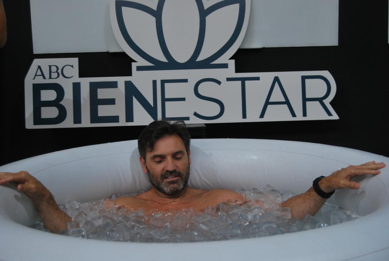 El hielo como aliado, no como enemigo. El primer contacto con el hielo supone enfrentarse cuerpo a cuerpo con los elementos. Algunos participantes en el taller de bienestar dedicado al Método Wim Hof se lanzaron a su baño de hielo con decisión a esa especie de lucha contra los elementos.