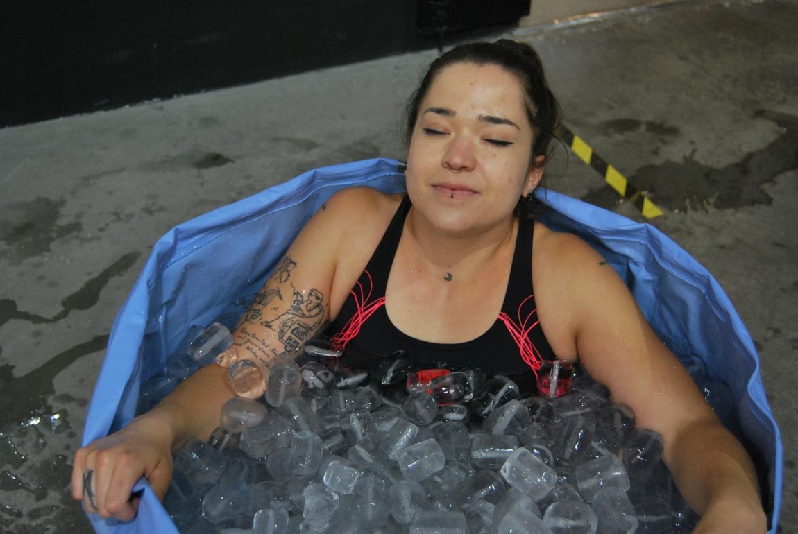 Cúmulo de sensaciones y emociones para intentar resistir el frío. Tras una primera impresión intensa y dura, que invita a la huída, llega el efecto calmante, casi adormecedor... Ese momento en el que el frío penetra por cada poro de la piel y llega a formar parte de esa persona. En la imagen, una de las participantes en el talller de bienestar dedicado al Método Wim Hof, durante su baño de hielo.