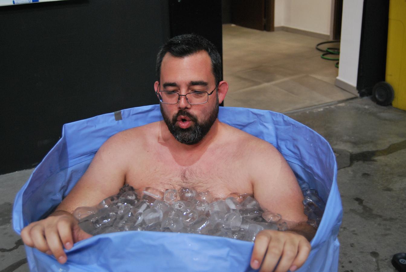 Prácticas de respiración, mejor antes que durante el baño de hielo. A pesar de que el Método Wim Hof incluye una parte inicial de técnica respiratoria unida a meditación lo ideal es, según explica Luke Wills, que intentemos respirar con normalidad y naturalidad (sin hiperventilación ni apneas) durante la inmersión en el hielo. Así, el participante de la imagen pronto recondujo su respiración