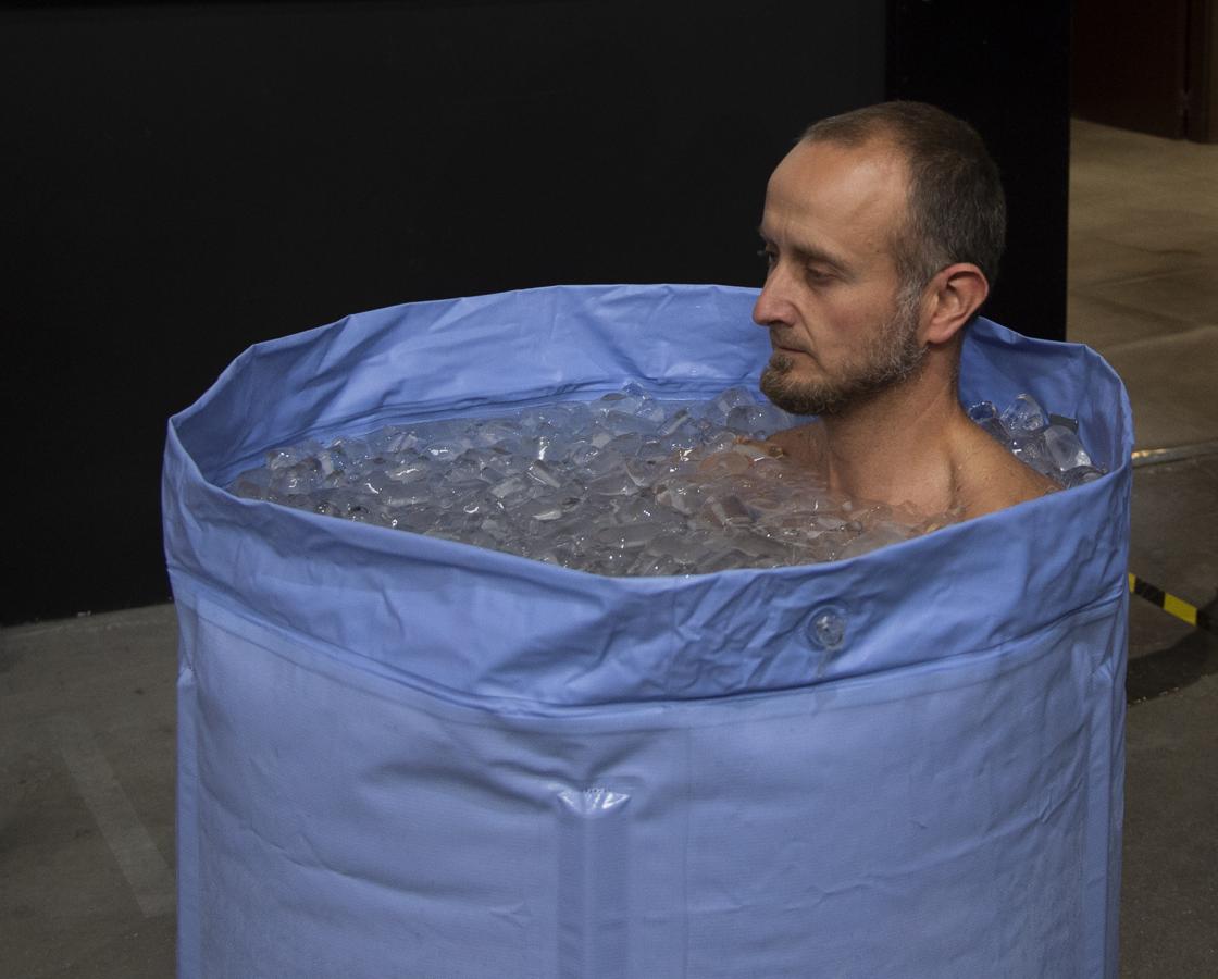 El baño de hielo, en diferentes formatos durante el taller de bienestar. Los participantes del taller de Bienestar del Método Wim Hof vivieron la experiencia del baño de hielo y el trabajo de resistencia al frío en piscinas portátiles de diferentes tamaños.