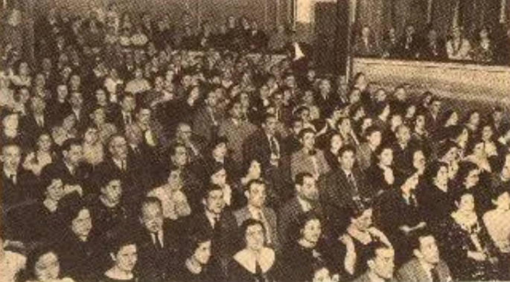 Aspecto del patio de butacas del Teatro Rojas con los asistentes a la Asamblea Pedagógica del Magisterio Toledano en una página de ABC. 