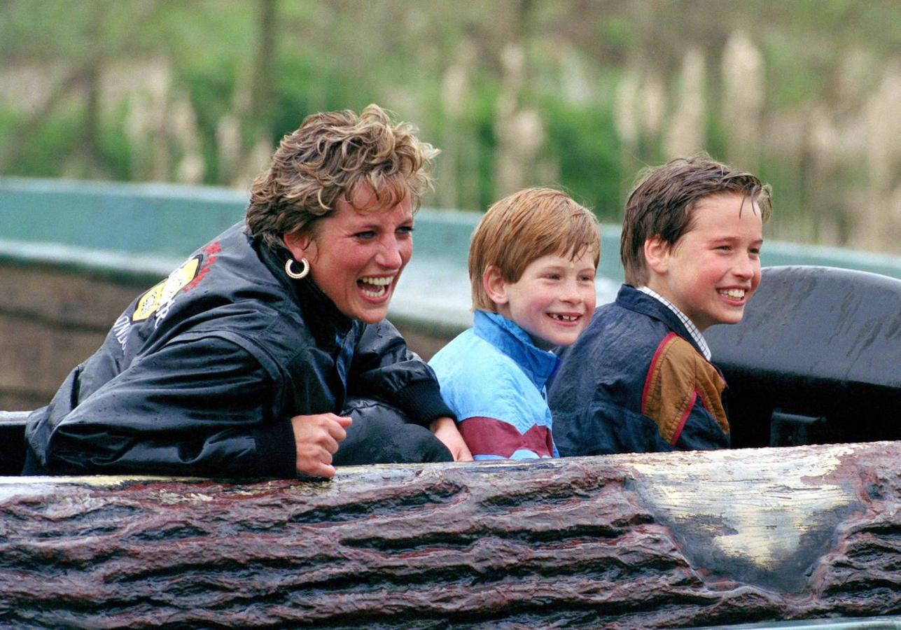 El Príncipe Guillermo junto a su madre y hermano en una divertida fotografía de 1990