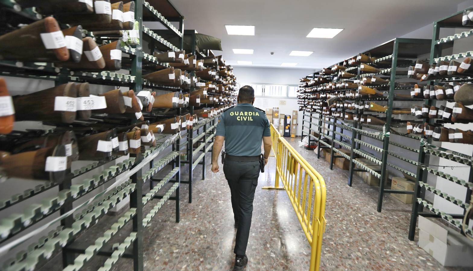 En imágenes, las armas más raras que sobreviven en el depósito de la Guardia Civil de Sevilla