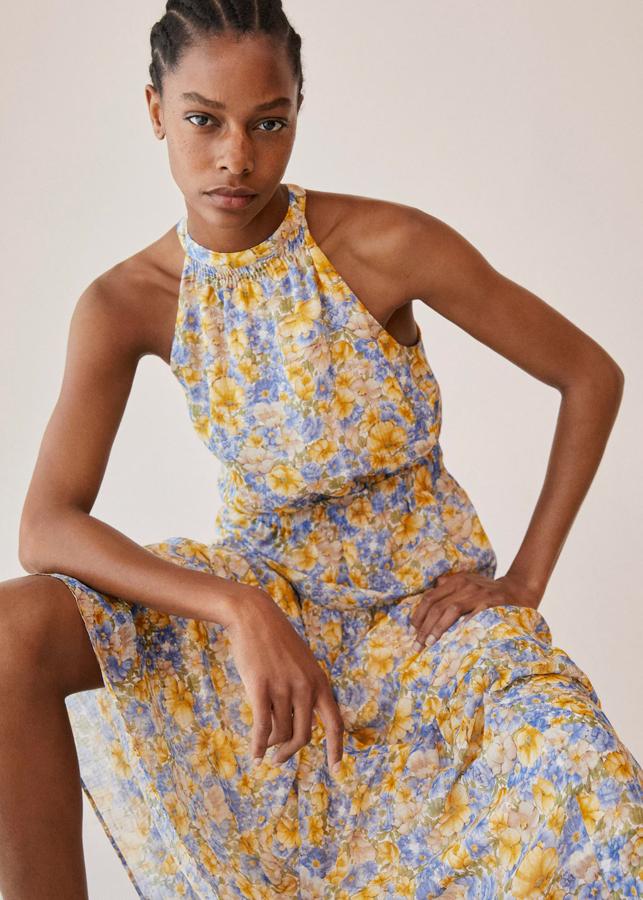 Vestido fluido estampado con escote 'halter' de Mango (49,99€). 