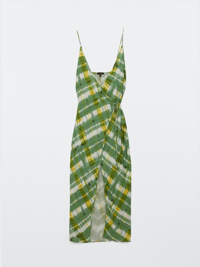 Vestido de tirantes largo estampado en tonos verdes de Massimo Dutti (89,95€). 