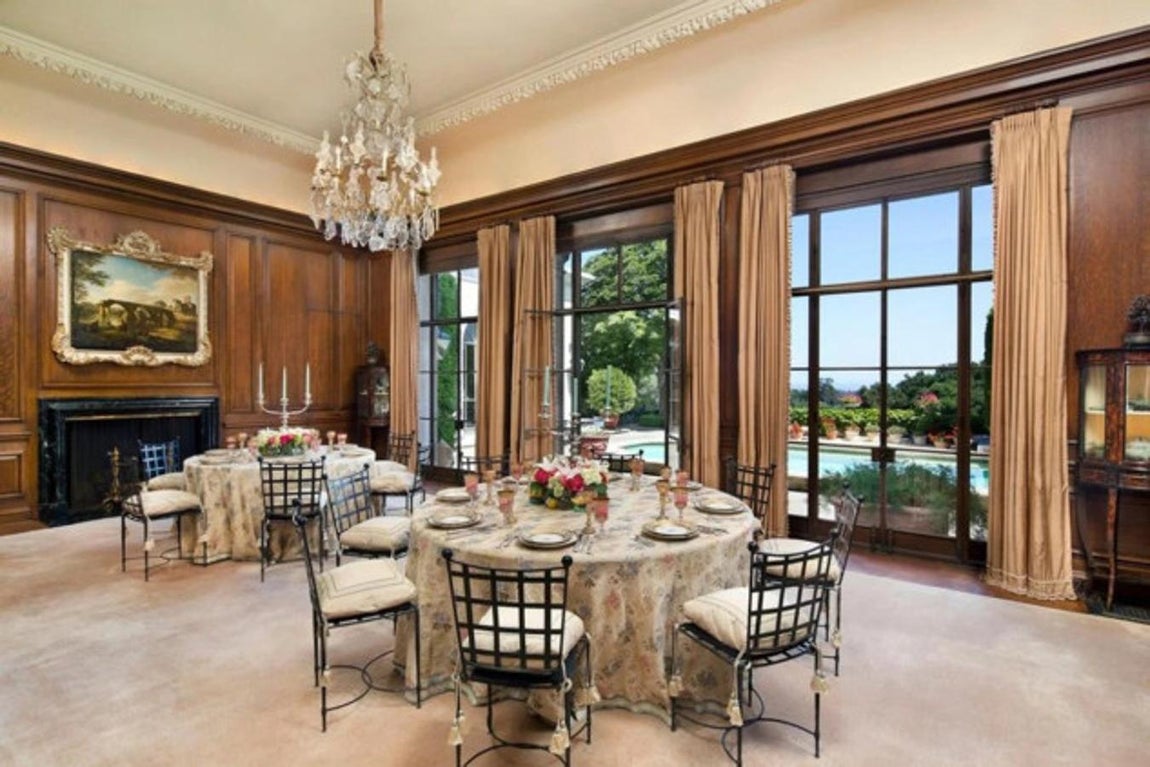 La mansión de 31 millones que ha venido Elon Musk. No faltan tampoco los grandes ventanales para lograr que las estancias se vean más amplias. Muchas de ellas comunican con el jardín principal.