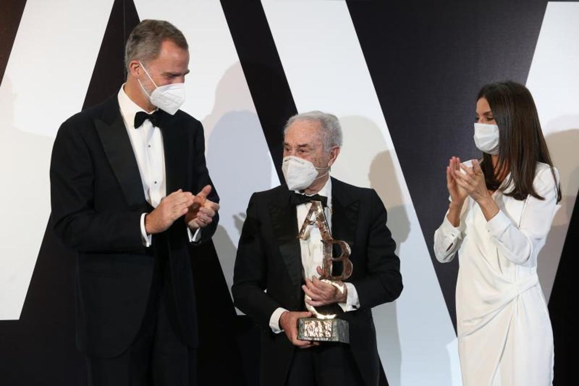 El Rey Felipe y la Reina Letizia entregan al periodista José María Carrascal el Luca de Tena. 