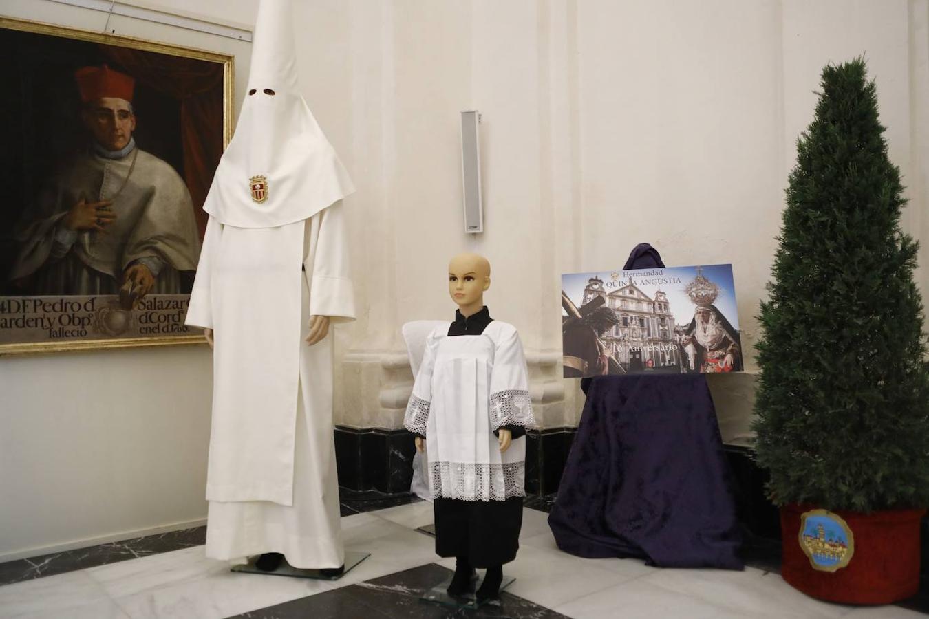 Color marfil y capirote alto, así es el hábito de nazareno de la hermandad de la Quinta Angustia de Córdoba